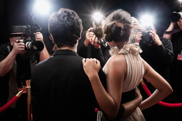 celebrities-posing-on-red-carpet